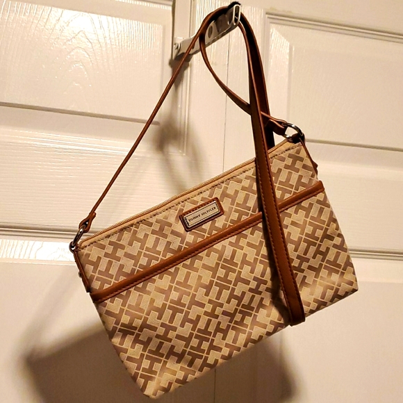 Tommy Hilfiger Handbags - Tommy Hilfiger Crossbody Bag